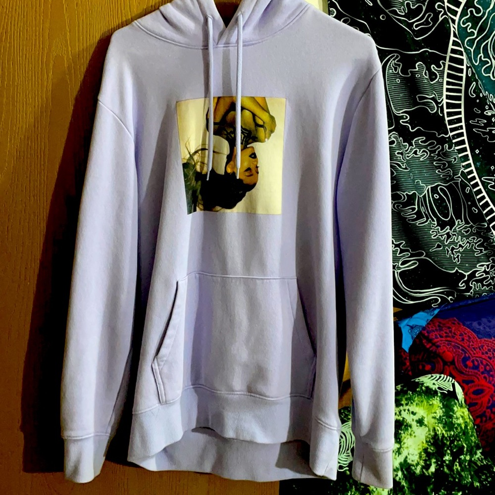 Oversized Ariana Grande sweatshirt